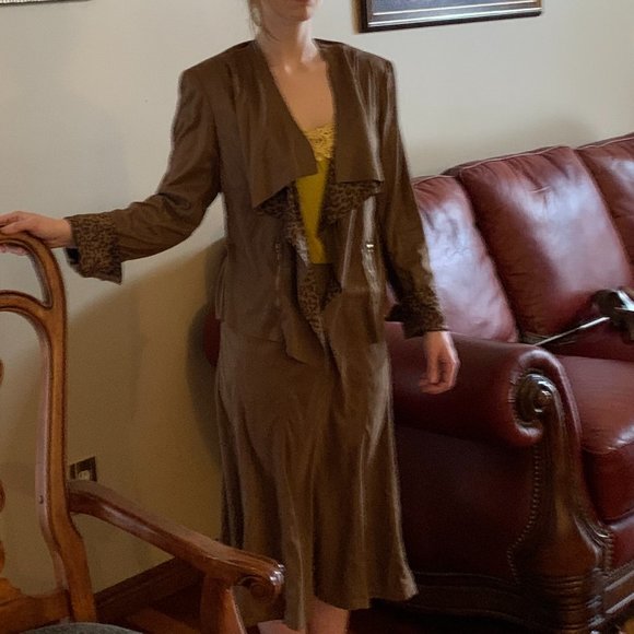 Tan suit - Picture 3 of 7